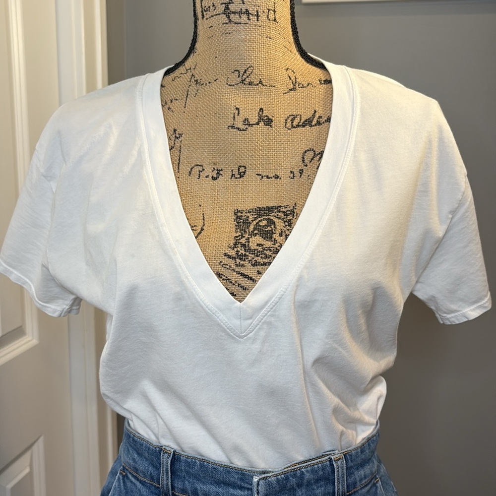 Good American White Short Sleeve V neck T-Shirt - Picture 7 of 8